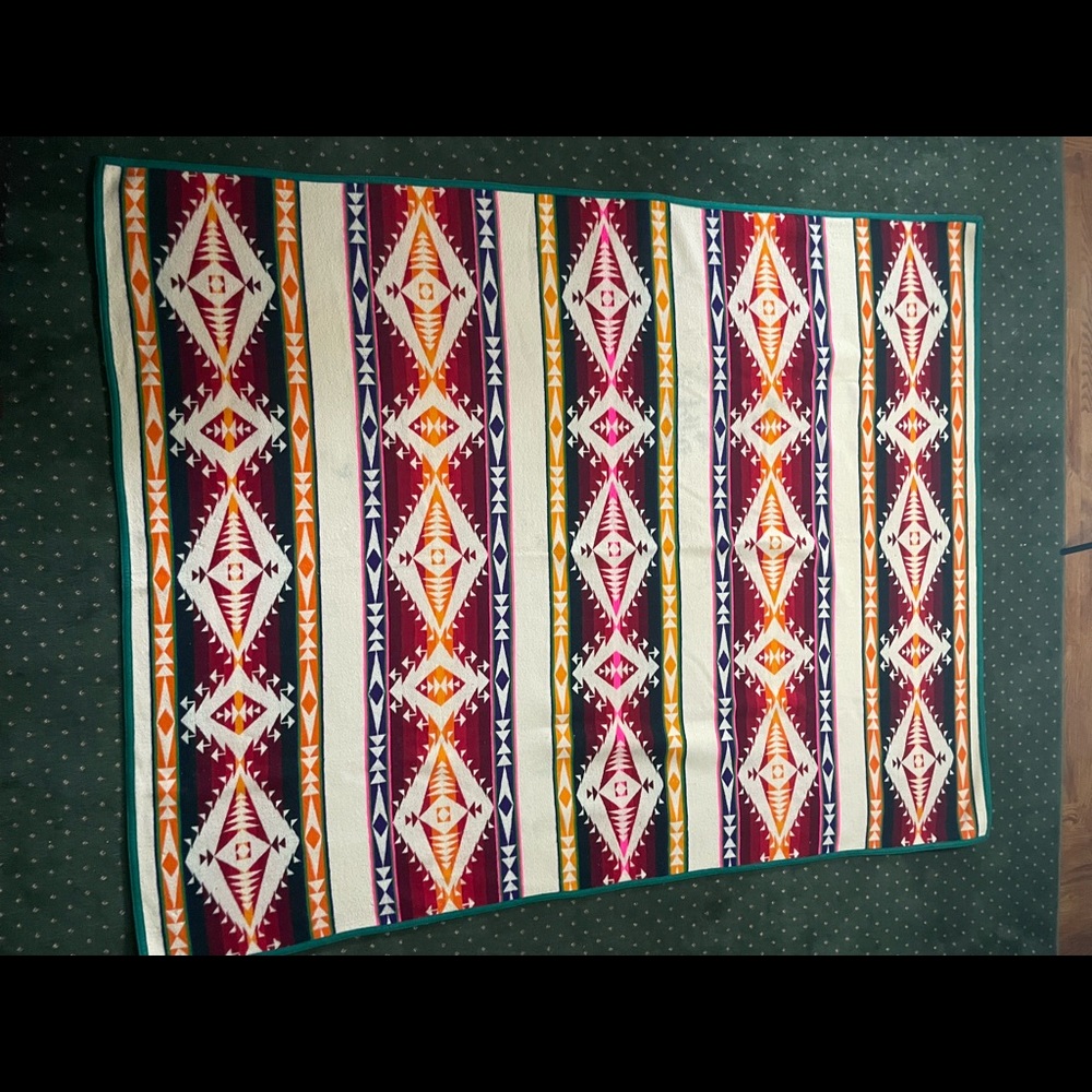 Pendleton Woolen Mills Beaver State Aztec Blanket, green trim around the edge